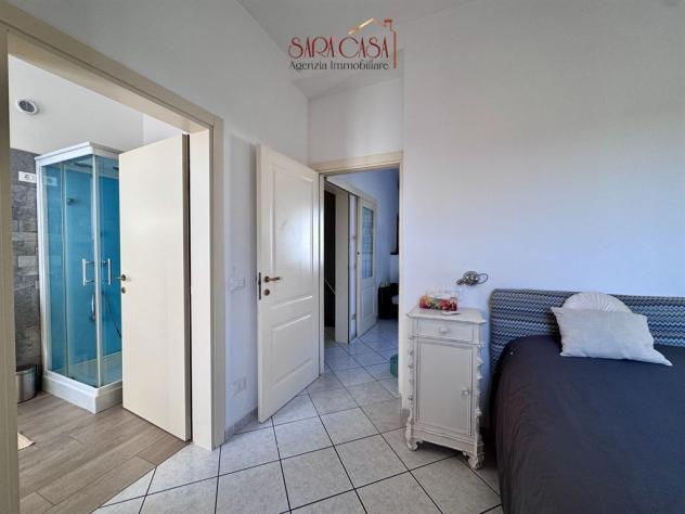 Casa bifamiliare con ampi servizi e corte esclusiva - Foto 14