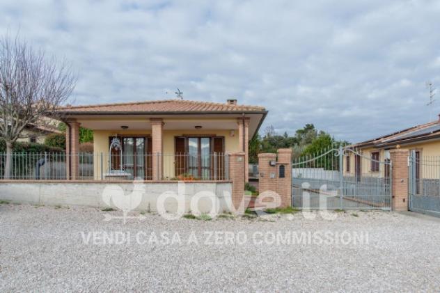 Villa di 176 m² con 5 locali e box auto in vendita a Castiglione del Lago