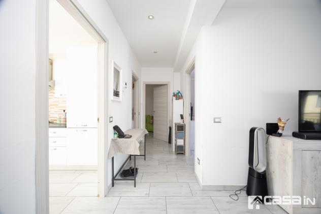 L'appartamento, ristrutturato internamente nel 2018, è composto da un luminoso soggiorno, da una cucina abitabile che si affaccia su un comodo balcone - Foto 10
