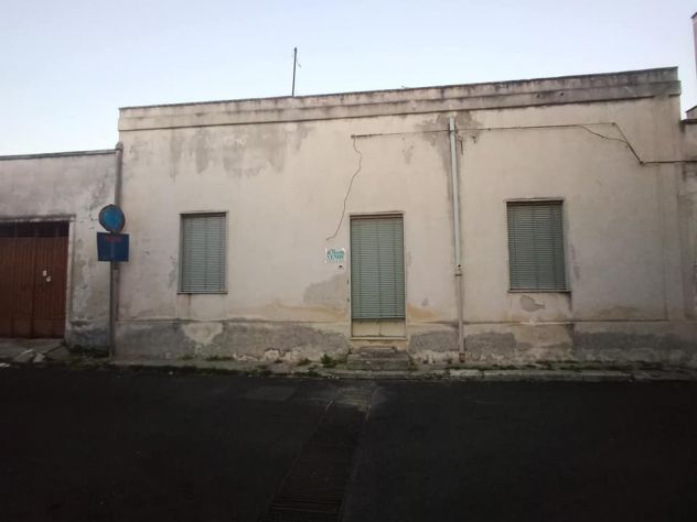 Vendesi in Salice Sal. LE alla via T.Livio 17/19, casa con garage
