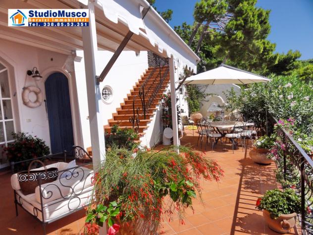 StudioMusco vende a Capri, su via Marina Piccola panoramicissimo appartamento indipendente. Con ampia terrazza panoramica, piccolo giardinetto, posto - Foto 7