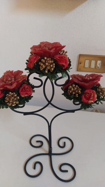 Candelabro in ferro con candele a forma di fiore e coroncine natalizie