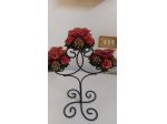 Candelabro in ferro con candele a forma di fiore e coroncine natalizie