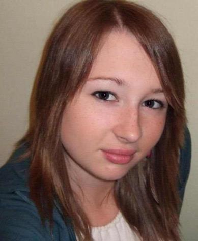 Donna di Reggio Calabria, 22 anni.  Fisico Normale Tel: