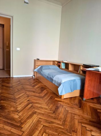 Ampia camera con balcone in elegante appartamento ristrutturato - Foto 3