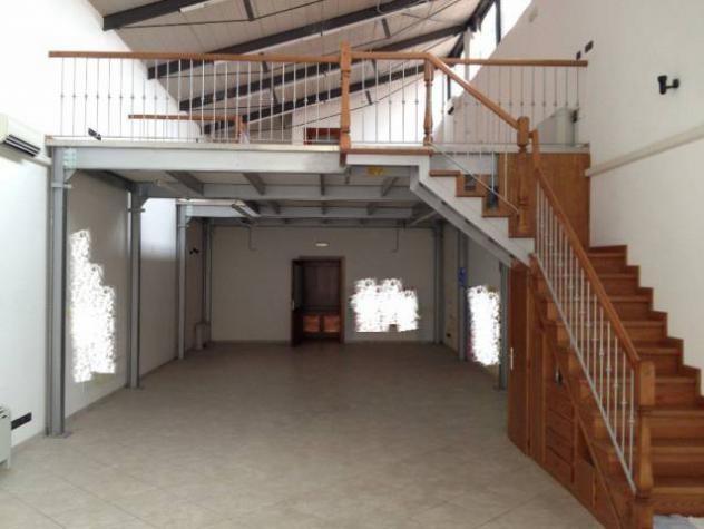 locale commerciale in vendita a Siena