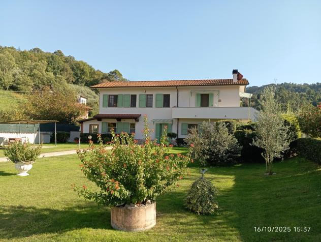 Villa singola formata da 2 appartamenti .
Parco di mq 3.500