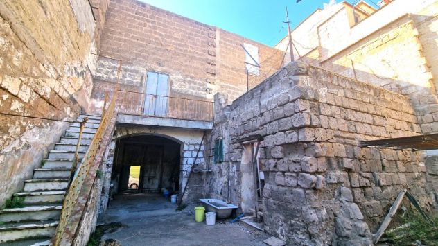 AMPIO FABBRICATO CON CORTILE A DUE PASSI DA VIALE MARGHERITA - MONDRAGONE V3198 - Foto 2