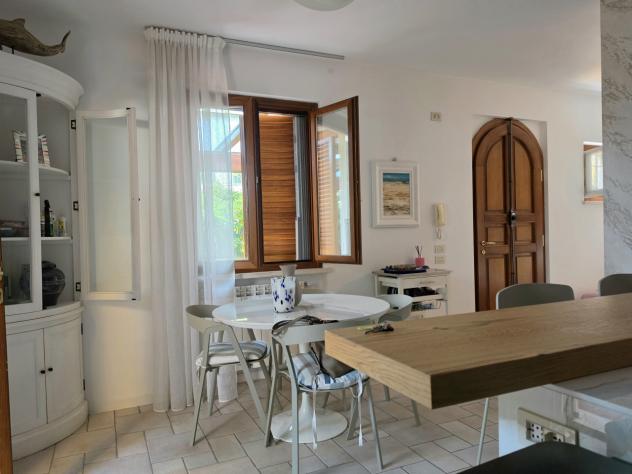 RONCHI, a soli 500 metri dal mare della Riviera Apuana, elegante villetta a schiera d'angolo con giardino su due lati e ampio pergolato. Disposta su t - Foto 12