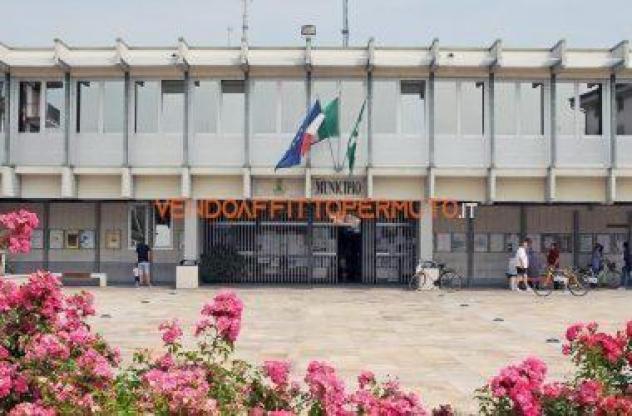 STABILE SU TRE PIANI DA RISTRUTTURARE - Foto 2