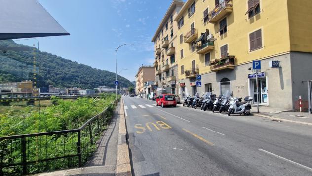Locale commerciale in affitto a Genova