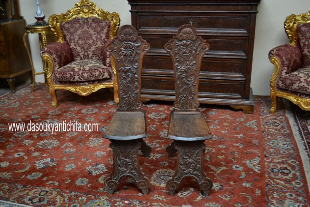 Coppia di antichi sgabelli-scranni stile Neorinascimentale