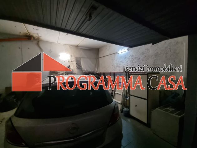 POMEZiA CENTRO BOX 30 MQ ENTRATA PEDONALE VIA ROMA - Foto 4