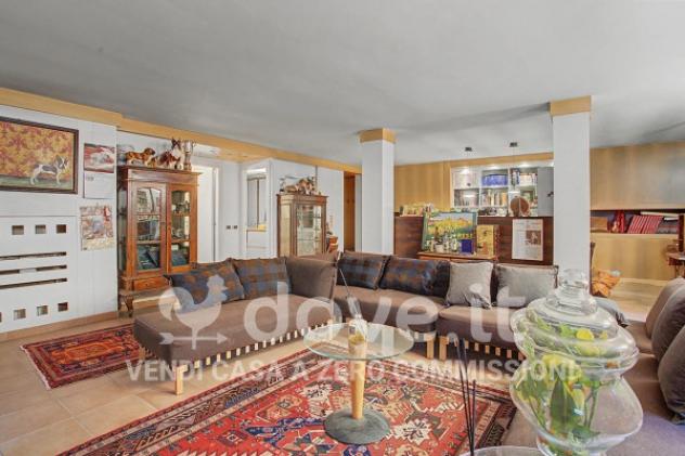 Villa di 220 m² con più di 5 locali e box auto doppio in vendita a Varese - Foto 2
