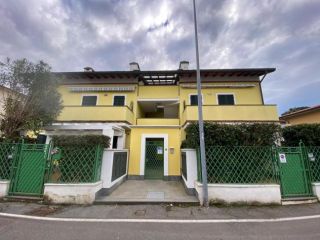 Villetta a schiera in affitto a Marina di Massa - Massa 75 mq  Rif: 1302484