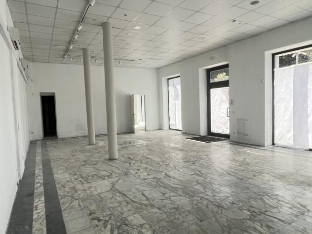 Oltre 3 vetrine in affitto a Carrara - Foto 9