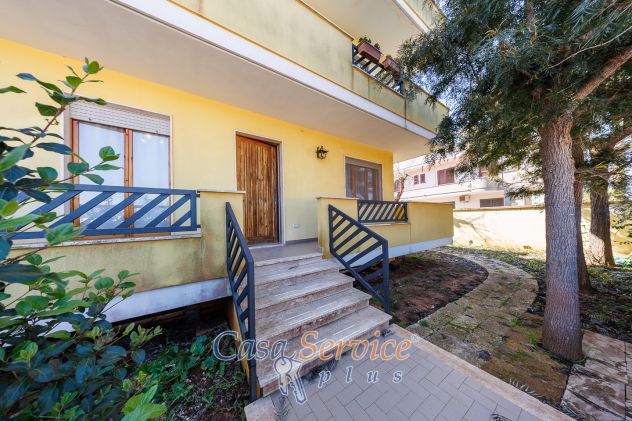 Indipendente con giardino taverna e box auto