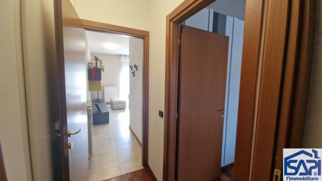 Bilocale con terrazzo e box - Foto 12