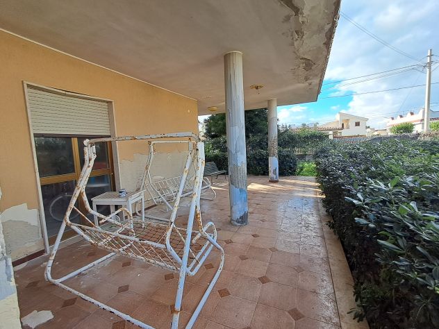FANUSA:VILLA QUADRIVANI+DOPPI SERVIZI SU DUE LIVELLI A POCHI PASSI DAL MARE - Foto 2