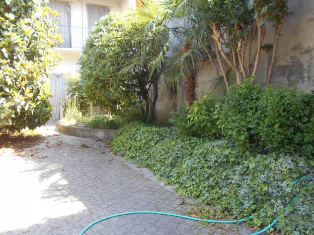 Indipendente su 2 piani: piano terra con ingresso con vano con comoda scala di collegamento, ampia cucina abitabile, sala, camera con bagno, altra cam - Foto 8