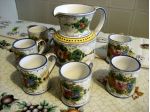 Brocca e tazze in ceramica dipinti a mano