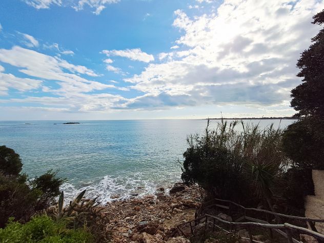 FANUSA:VILLA QUADRIVANI+DOPPI SERVIZI SU DUE LIVELLI A POCHI PASSI DAL MARE