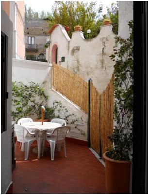 PROCIDA CENTRO STORICO (Piazza dei Martiri) periodo ESTIVO - Foto 2