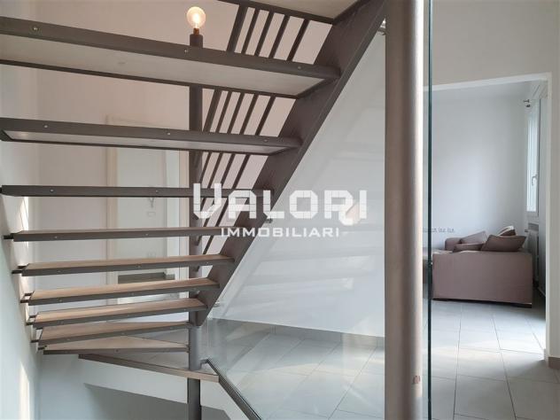 INCANTEVOLE TERRA-CIELO RISTRUTTURATA CON CORTE PRIVATA E GARAGE