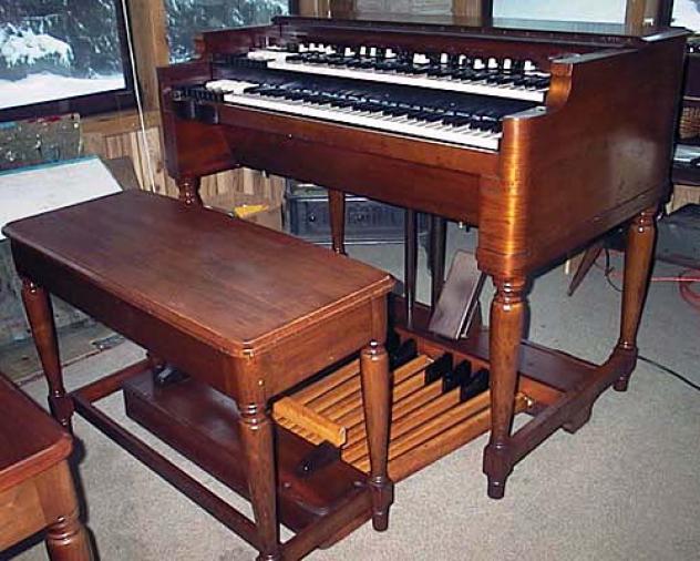 Offro Hammond - Farfisa con Leslie Organo Pregiato. Ritiro Vecchi Synthesizer.