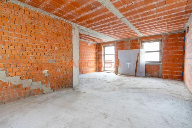RUSTICO CON PROGETTO APPROVATO, DUE AUTORIMESSE E CORTILE - Foto 4