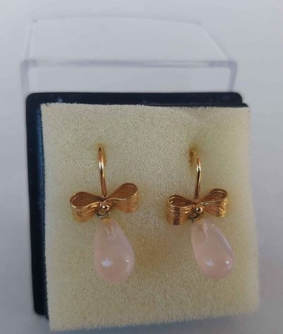 Orecchini a goccia, in quarzo rosa montatura ad amo, con fiocchetto in argento
