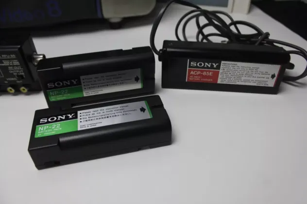 TELECAMERA VINTAGE SONY VIDEO 8 CCD-V8 AF CON VALIGETTA, 2 BATTERIE + ACCESSORI, - Foto 9