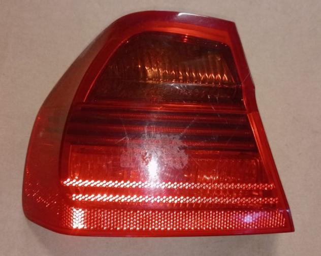 FANALE POST.S.(parte est.) BMW Serie 3 E90 4 porte  Parti elettriche  Fanaleria  Fanali  Fanale post. sx. BMW - Serie 3 E90 4 porte - 01-02-2005 - 01-