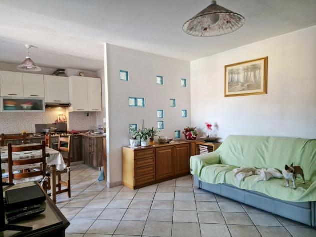 MARINA DI MASSA, a circa 1 km dal mare, appartamento completamente ristrutturato posto al piano secondo e composto di ampio soggiorno con angolo cottu