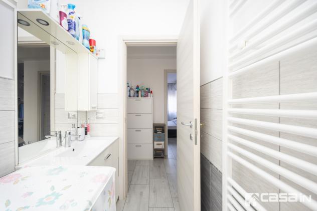 L'appartamento, ristrutturato internamente nel 2018, è composto da un luminoso soggiorno, da una cucina abitabile che si affaccia su un comodo balcone - Foto 18