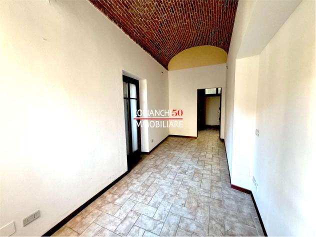 V000749 - INTRA , UFFICIO IN CENTRO CON POSTO AUTO COPERTO