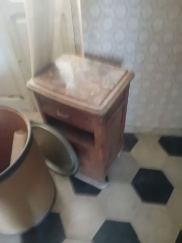Comodino con ripiano finto marmo