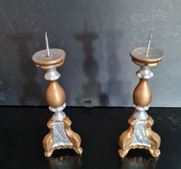Coppia di antichi mini candelieri in legno per altari in miniatura , altezza c