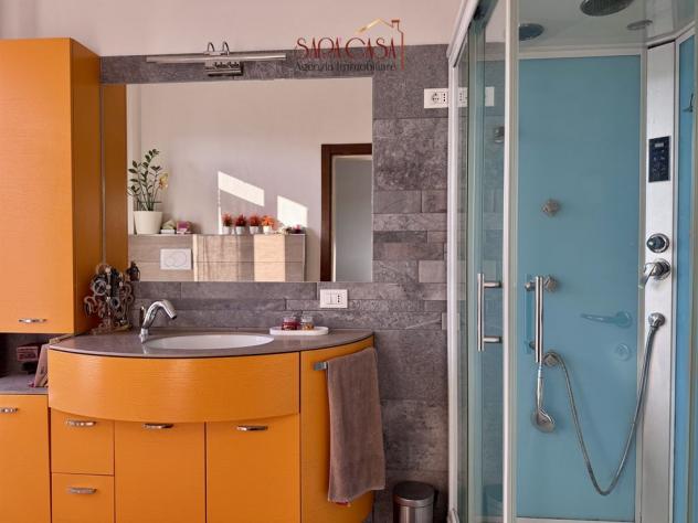 Casa bifamiliare con ampi servizi e corte esclusiva - Foto 12