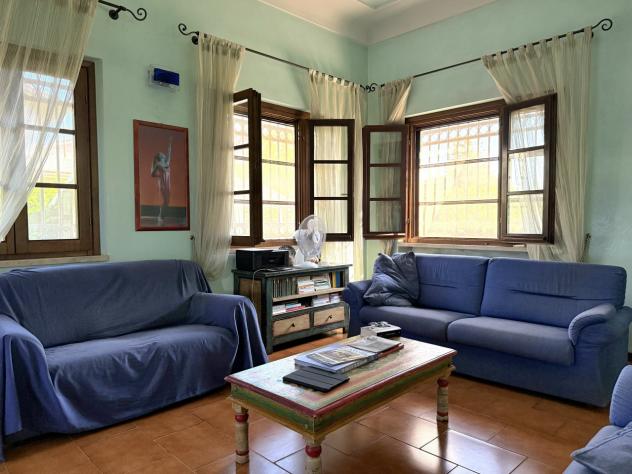 RONCHI, zona tranquilla e vicina al mare, villa su più livelli con ampio giardino su quattro lati. Al piano terra troviamo ingresso, salone, tinello, - Foto 4