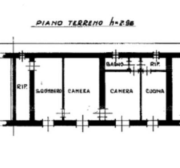 In zona centrale, ex cascinale composta da abitazione al piano terra: cucinino, tinello, tre vani e bagno; sempre al piano terra magazzino e box auto. - Foto 2