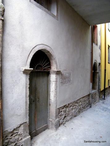 Nel centro storico di Santu Lussurgiu, antico borgo della Sardegna centro-occidentale, vi proponiamo una particolare casa storica ristrutturata in par - Foto 5