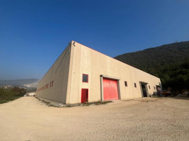 Immobile di 800 m² con 5 locali in affitto a Nuvolera