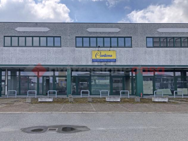 Immobile di 835 m² con 4 locali in vendita a Trecate