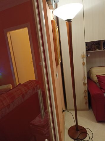 piantana vintage base in legno noce medio e vetro murano - Foto 3