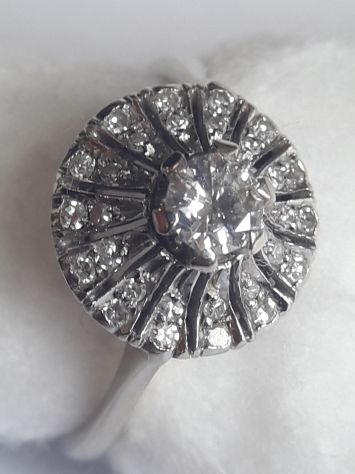 Anello solitario contornato da 28 diamantini - Foto 2