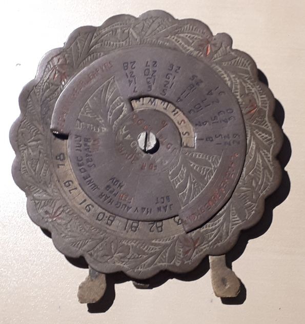 VECCHIO CALENDARIO PERPETUO DA TAVOLO IN METALLO LAVORATO A MANO. - Foto 2