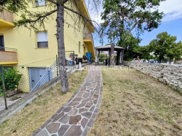 CASA CON GIARDINO NEL CUORE DEL PAESE – COMFORT, SPAZI E TUTTI I SERVIZI A PORTATA DI MANO - Foto 13