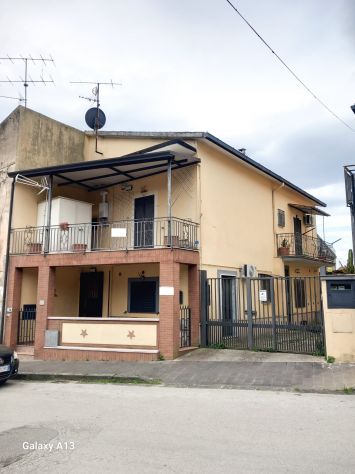 Piana di Monte Verna delizioso Terratetto con ampio deposito e cantinola