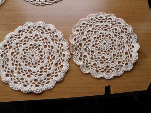 N° 2 SOTTOBICCHIERI FATTI A MANO DA CM. 13 IN COTONE DI COLOR BEIGE nuovo.